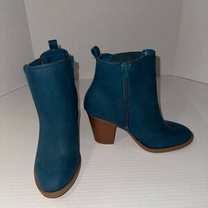 Sierra size 7 teal boots.
